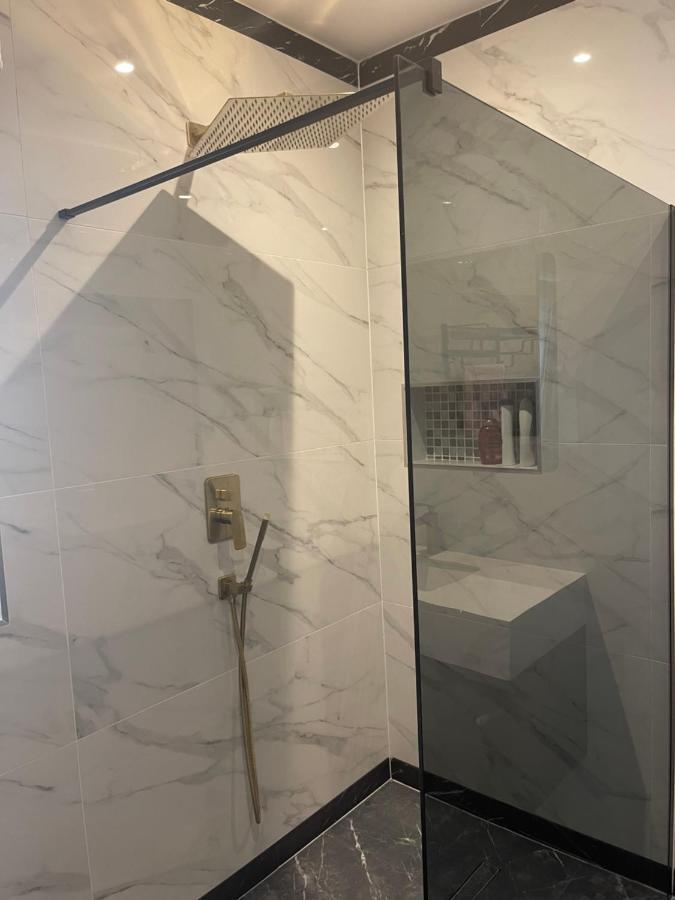 Modern Huge Double Room With Private Bathroom In Colindale Edgware Eksteriør billede