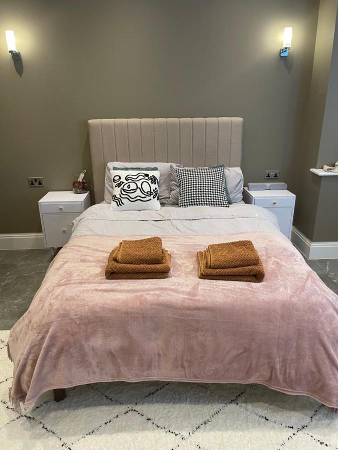 Modern Huge Double Room With Private Bathroom In Colindale Edgware Eksteriør billede