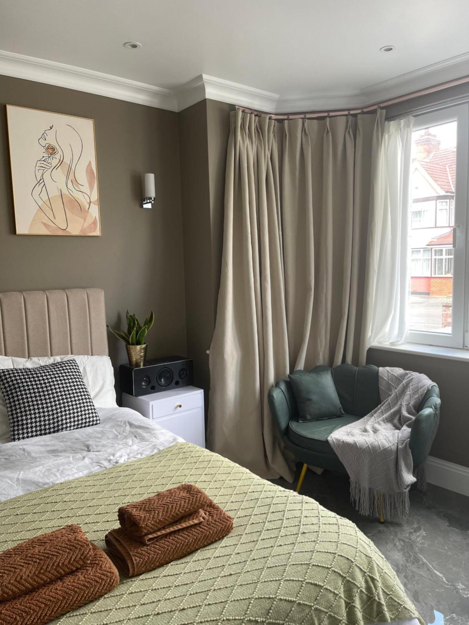 Modern Huge Double Room With Private Bathroom In Colindale Edgware Eksteriør billede